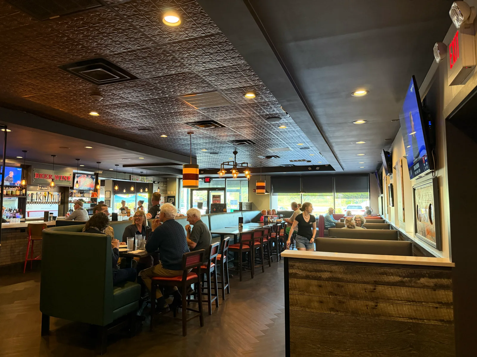 Busy dining room and bar at Antonio's Pizza Newport
