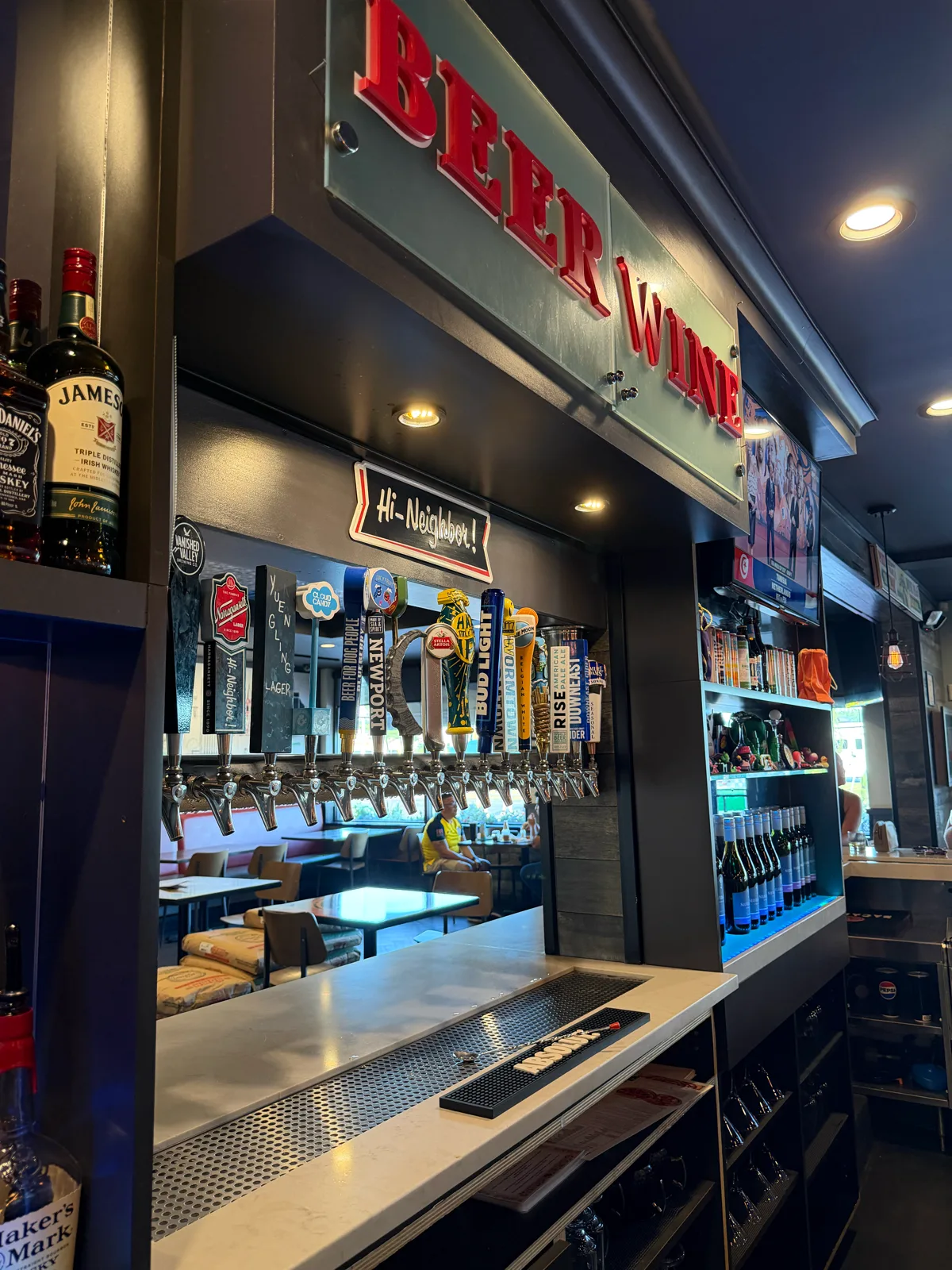 Full bar with draft taps at Antonio's Pizza Newport